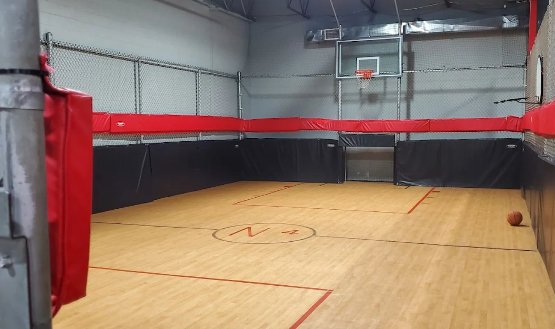 Jeunes sur le terrain de basketball