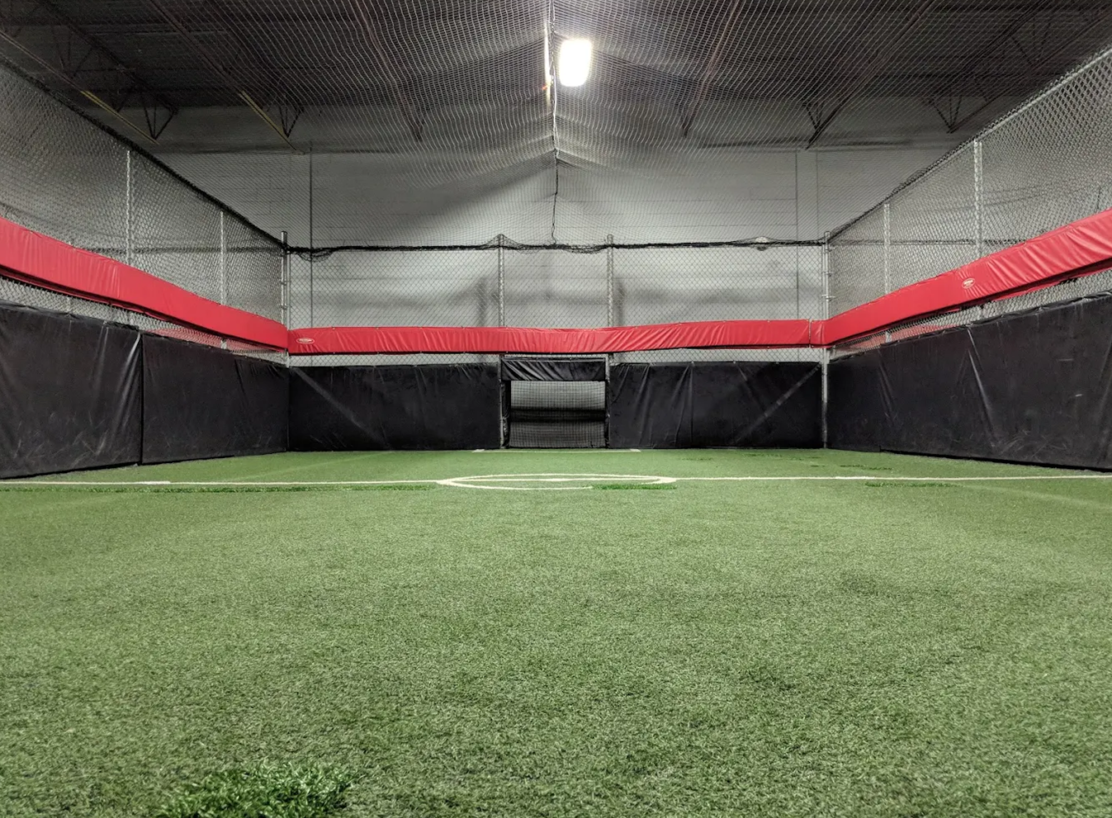 Terrain de soccer intérieur au Centre Sportira Cage